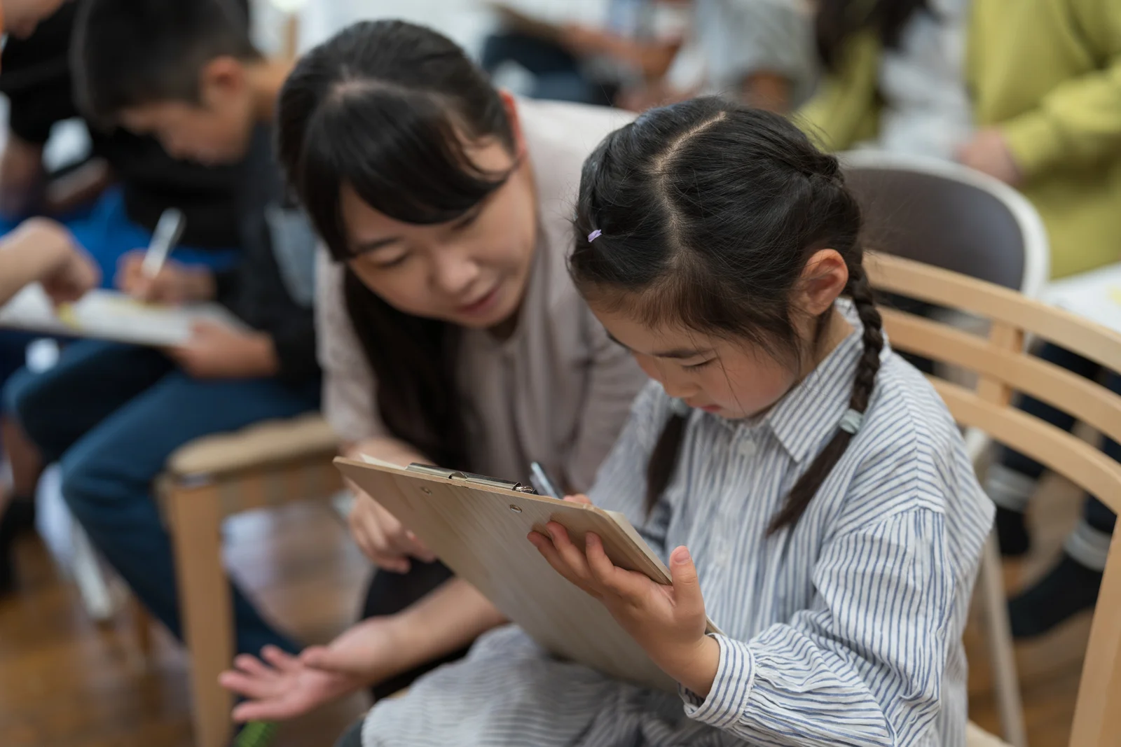 親子でワークシートに取り組む様子