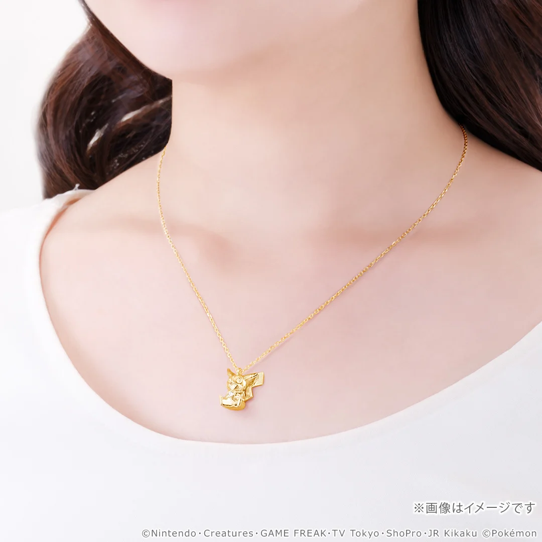 ピカチュウネックレスの着用イメージ