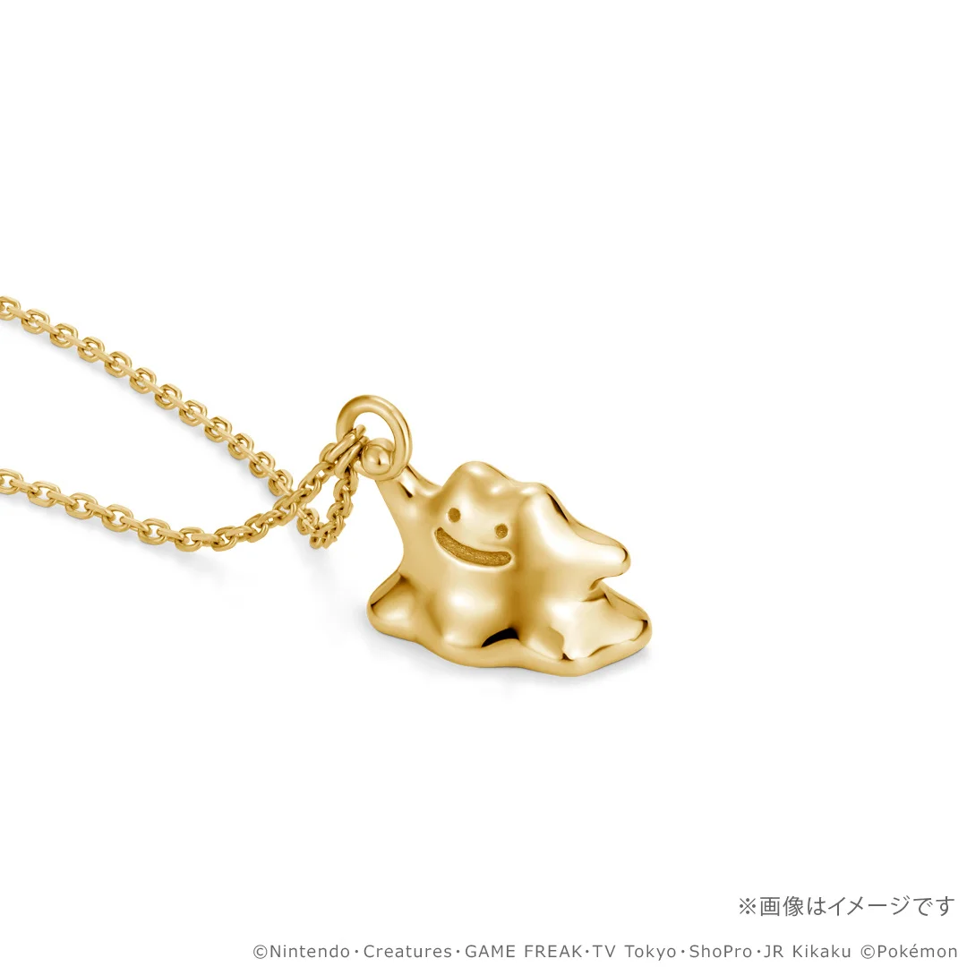 置かれた状態のメタモンネックレス