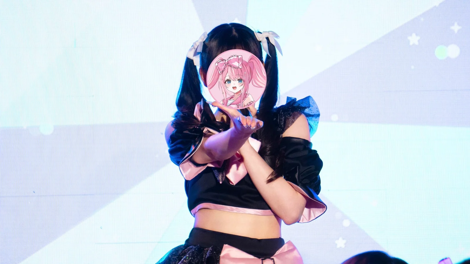 ライブに立つ桃妃ミルク