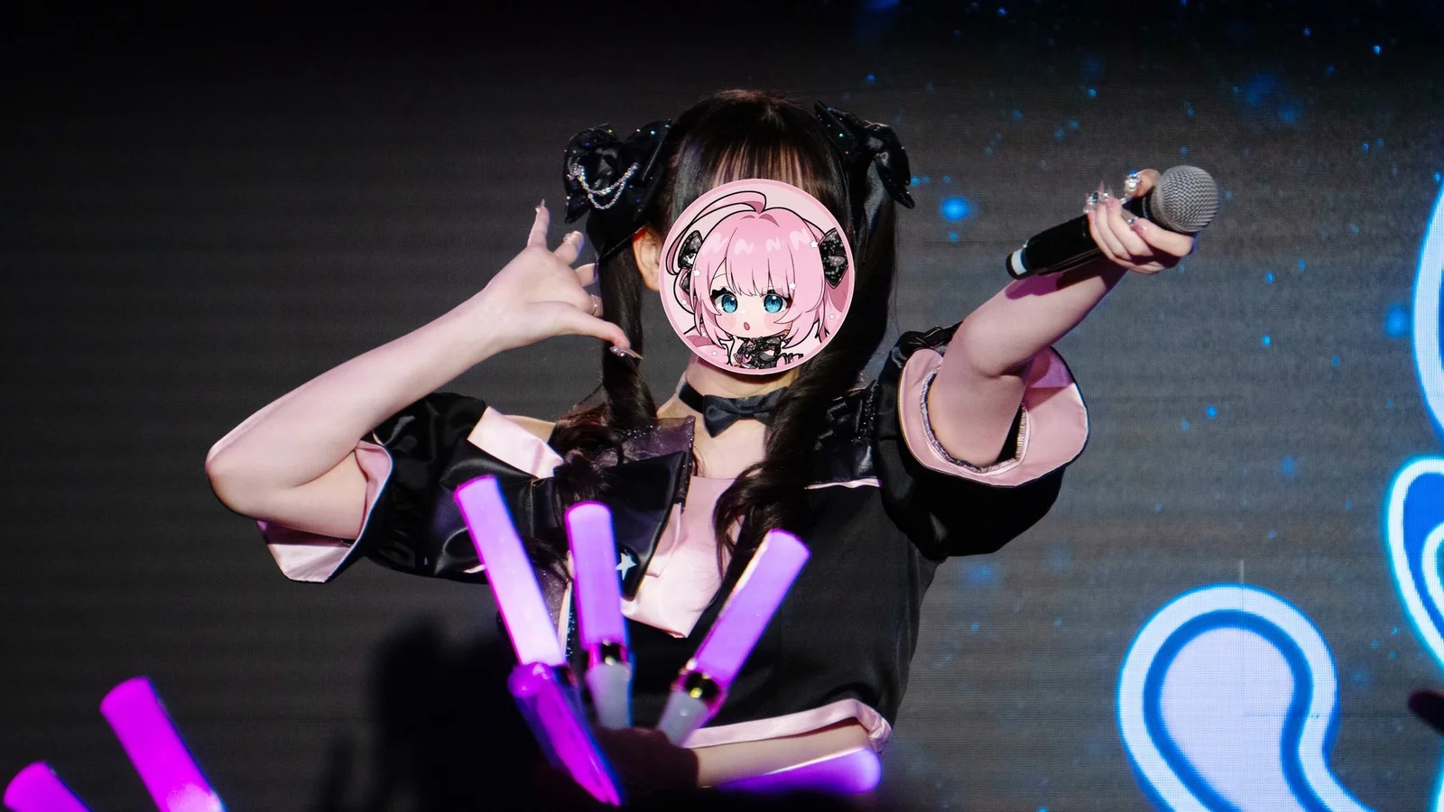 ライブに立つ桃妃ミルク