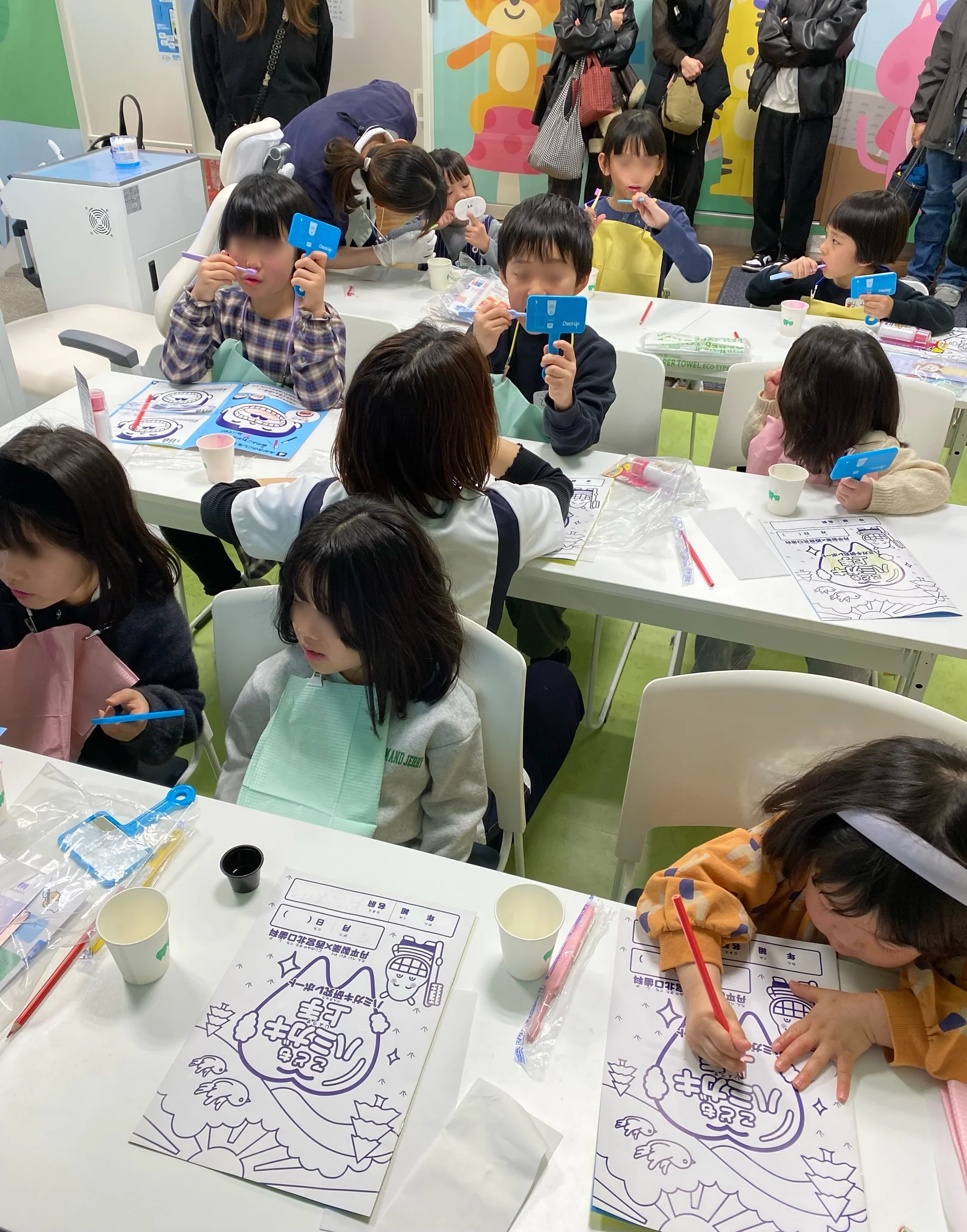 歯みがきチェックの様子