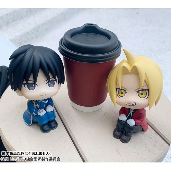 エドとロイ、屋外のコーヒーカップと