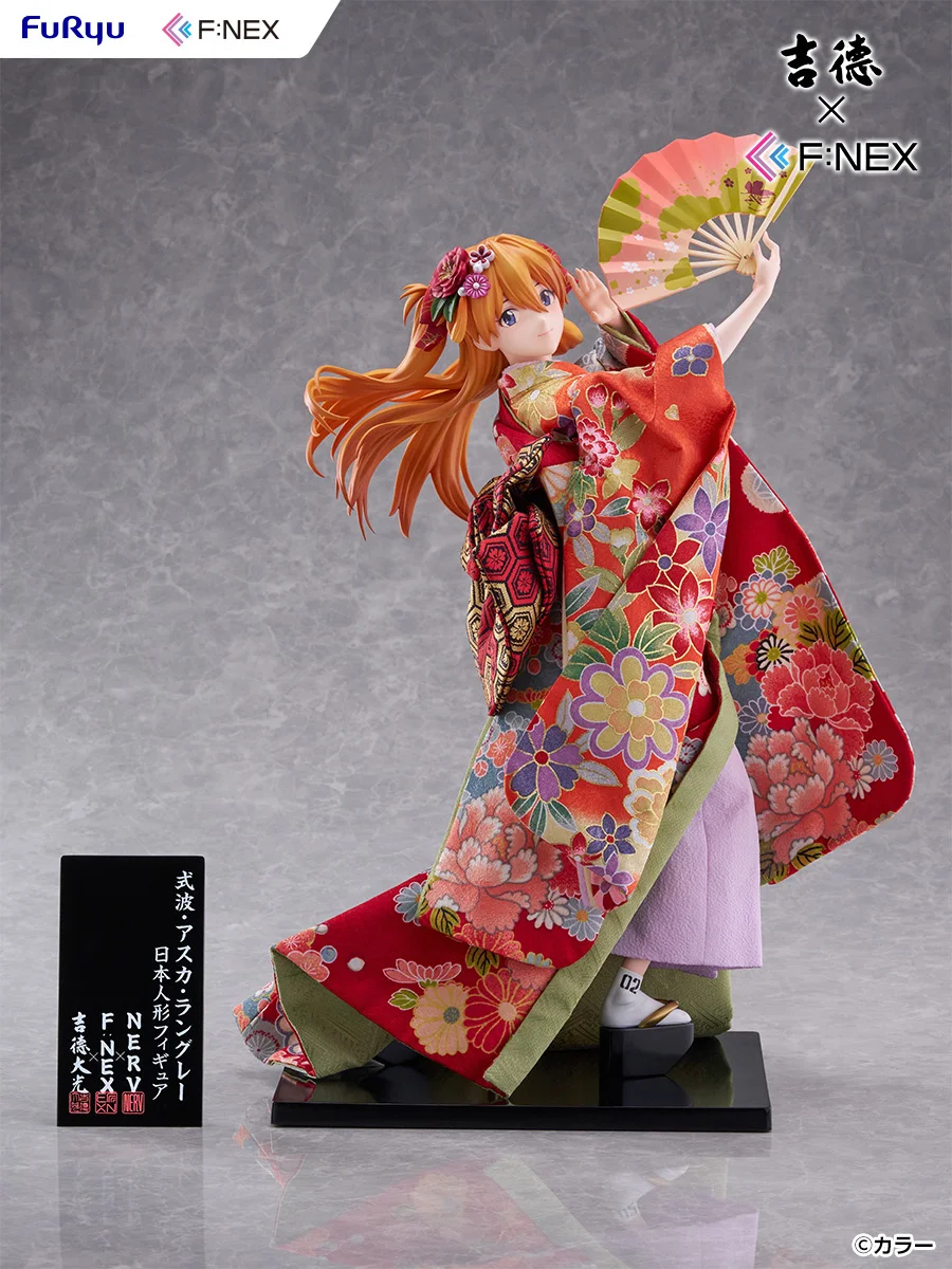 灰色の背景で展示されたアスカの日本人形フィギュア全身