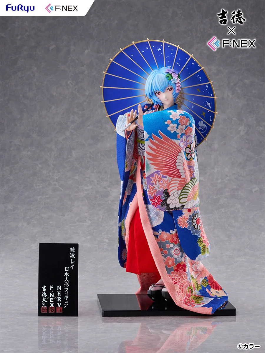 灰色の背景で展示された綾波レイの日本人形フィギュア全身