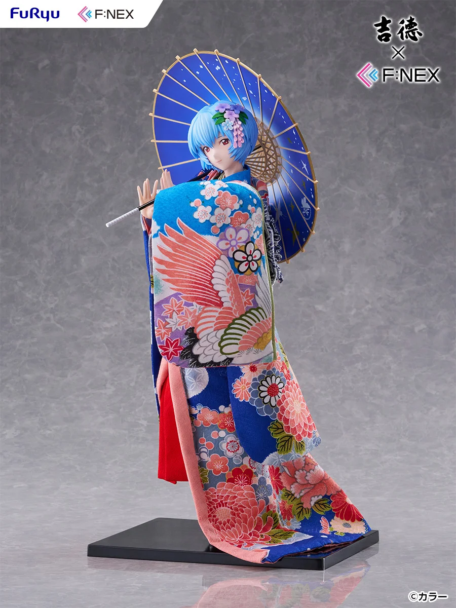 斜め前から見た綾波レイの日本人形フィギュア全身