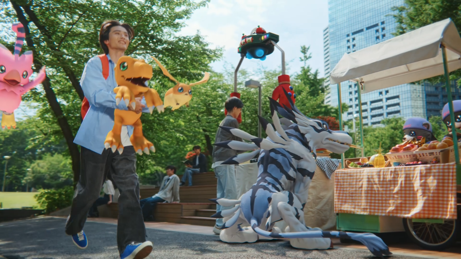 新宿の公園を歩く人物と複数のデジモン