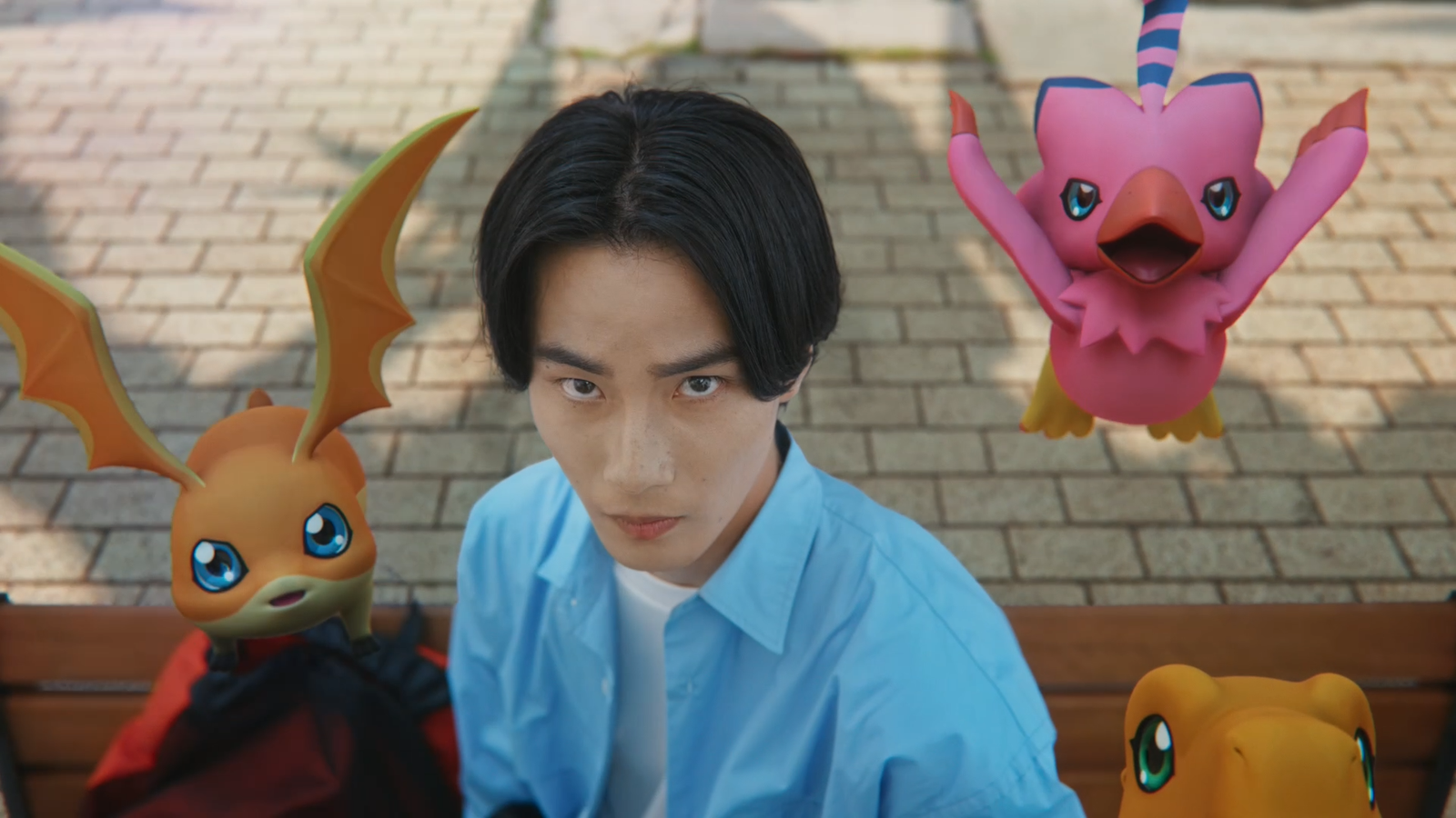 人物を囲むデジモンたち