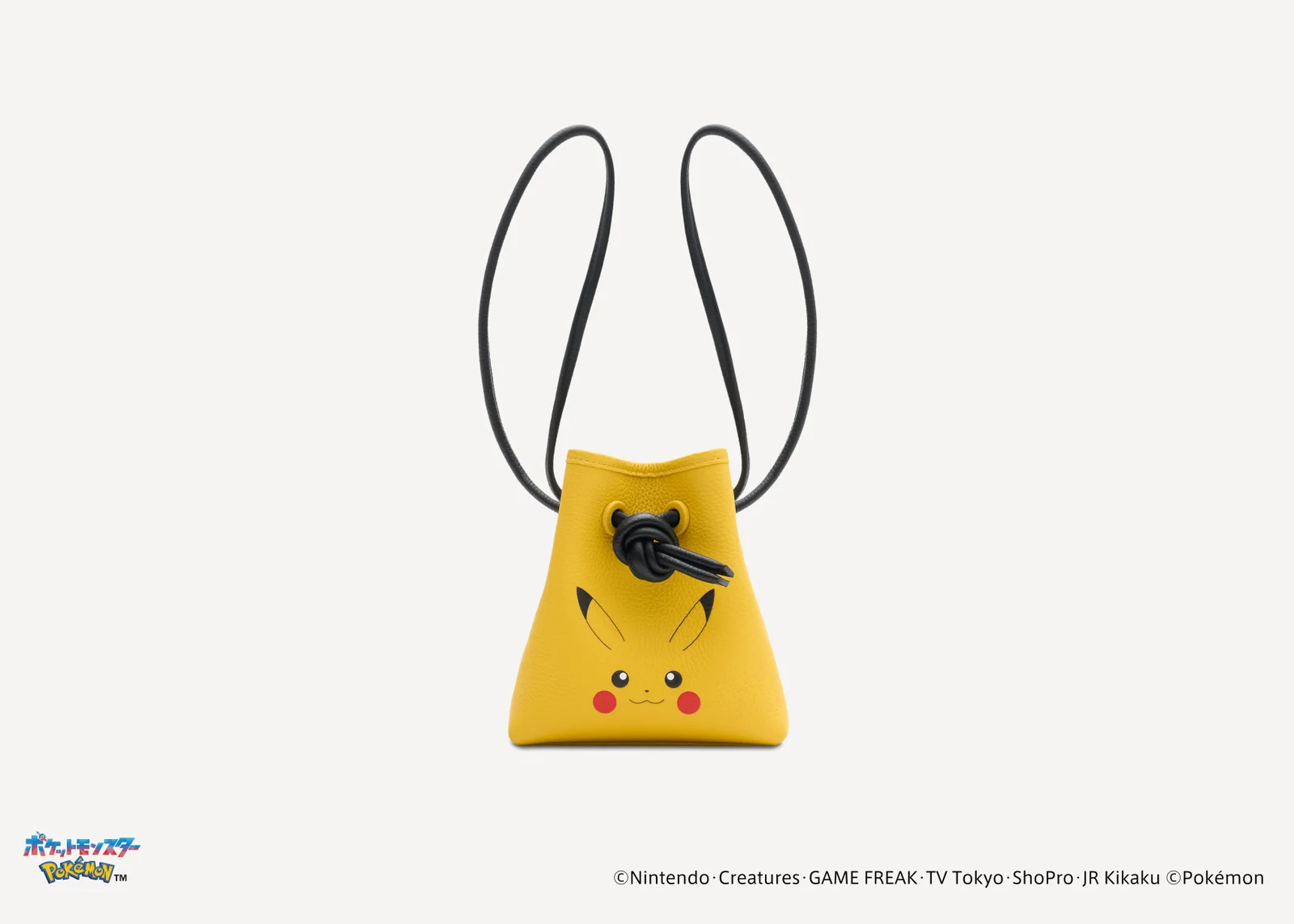 ピカチュウの顔を大きく描いた黄色い巾着型バッグ