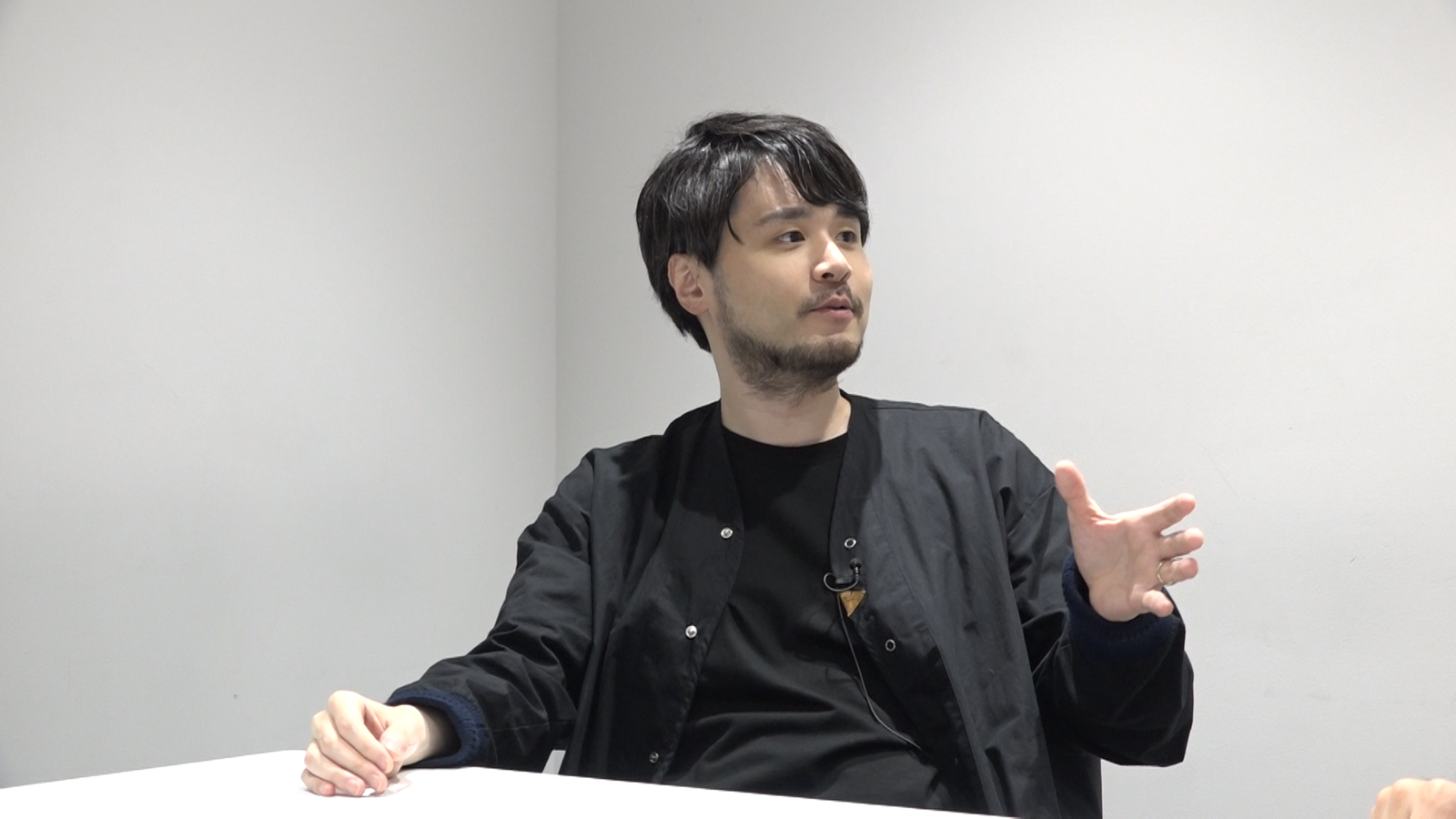 インタビューを受ける人物
