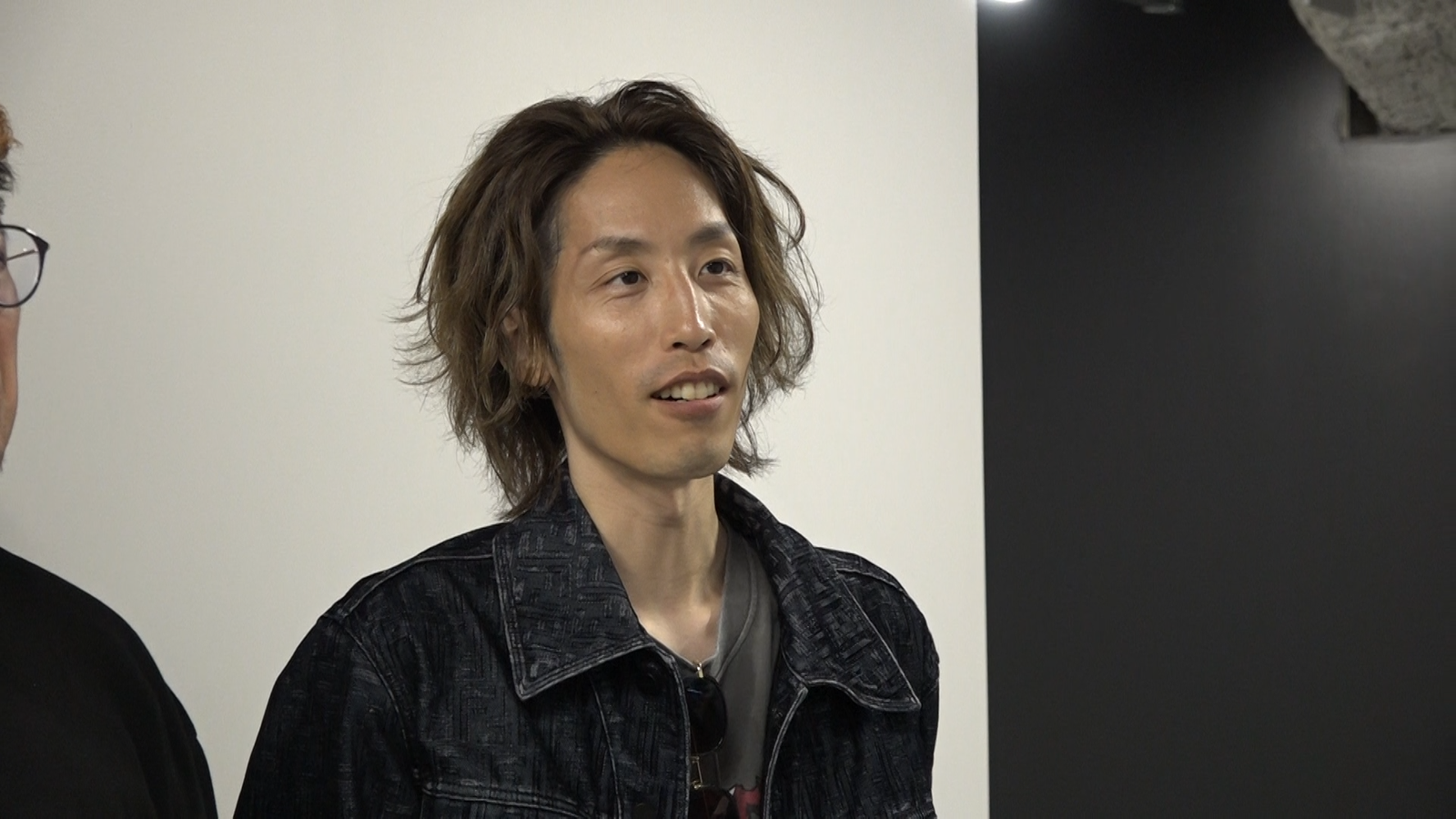 インタビューを受ける人物