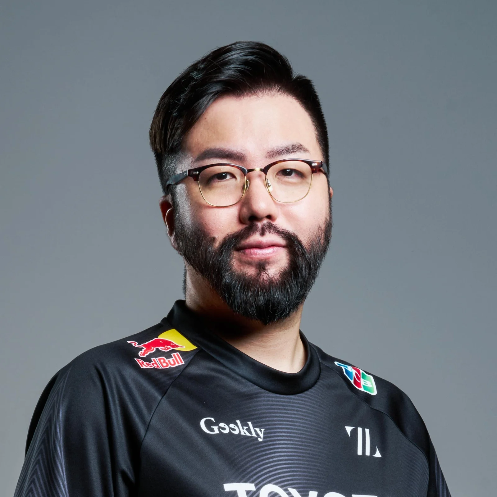 インタビューを受ける人物