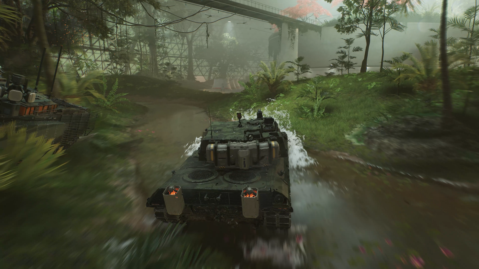ドーム内部の水辺を進む戦車